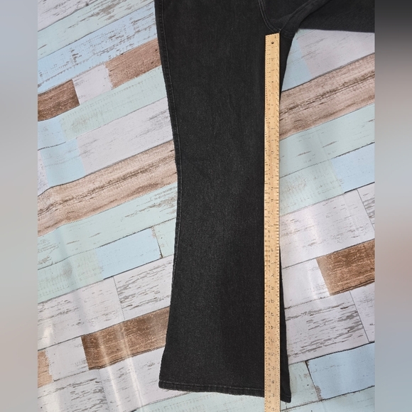 Signature by Levi Strauss Women's Black Jeans - Picture 5 of 6